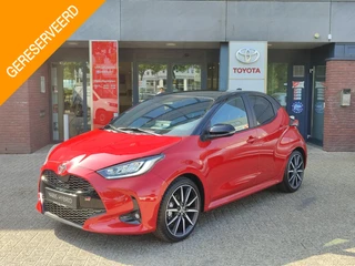 Toyota Yaris Hybrid 130 GR-SPORT+ NIEUW DIRECT LEVERBAAR ALCANTARA STOEL/STUURVERW PANODAK JBL-AUDIO HEAD-UP BLIND SPOT 18' LM-VELGEN PARK-SENSOREN CAMERA APPLE/ANDROID