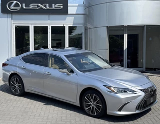 Hoofdafbeelding Lexus ES Lexus ES 300h Business Line NWE MODEL BLIND SPOT STUURVERW STOELVERW SCHUIF/KANTELDAK PARK-SENSOREN APPLE CARPLAY/ ANDROID AUTO