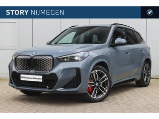 BMW iX1 eDrive20 High Executive M Sport / Panoramadak / Trekhaak / Sportstoelen / Adaptieve LED / Comfort Access / M Adaptief onderstel / Head-Up / Parking Assistant Plus