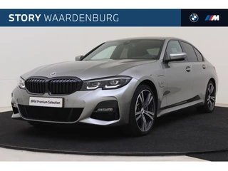 BMW 3 Serie 320e High Executive M Sport Automaat / Sportstoelen / Achteruitrijcamera / M Adaptief onderstel / LED / Live Cockpit Professional / Trekhaak
