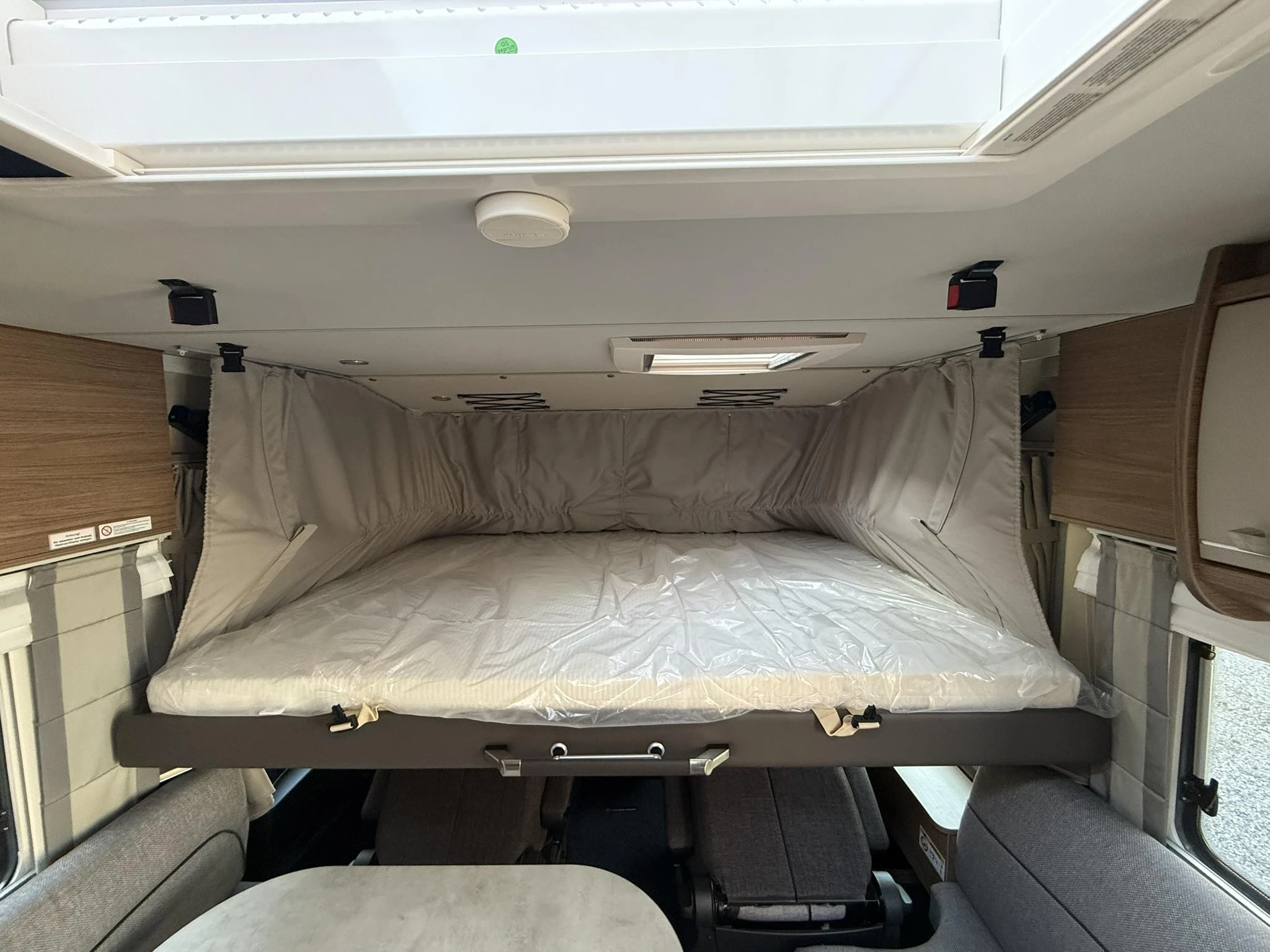 Hoofdafbeelding Knaus R12 700 MEG Live 3300Km. Nieuwstaat, zeer compleet