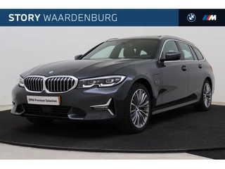 BMW 3 Serie Touring 320e High Executive Luxury Line Automaat / Panoramadak / Trekhaak / Achteruitrijcamera / LED / Active Cruise Control / Live Cockpit Professional / Stuurverwarming