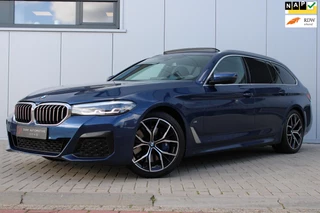 BMW 5-serie Touring 540i xDrive M-PAKKET I PANO I CARPLAY I HUD I TREKHAAK I SFEERVERLICHTING I CAM I