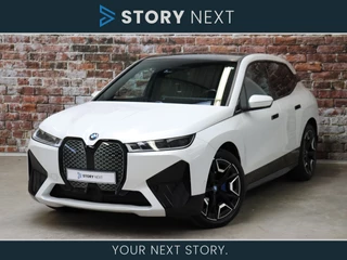 BMW iX xDrive50 High Executive Sport Pakket 112 kWh / Live Cockpit Plus / Driving Assistant Professional /  Adaptief Onderstel / Panoramdak Sky Lounge / 22 Inch / Harman Kardon / Laserlight / Trekhaak / Stoelventilatie / Interieurdesign Suite Amido
