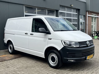 Volkswagen Transporter 2.0 TDI L1H1 Kastinrichting Airco Cruise control Trekhaak 2500kg Telefoonvoorbereiding Navigatiesysteem Apple carplay 2-Persoons Parkeerhulp achter 1e eigenaar Dealer onderhouden Euro 6