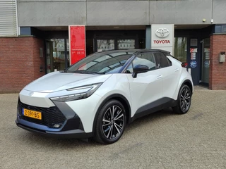 Hoofdafbeelding Toyota C-HR Toyota C-HR HYBRID 140 EXECUTIVE 360º CAMERA STOELVERW EL-STOEL + GEHEUGEN PARK-SENSOREN NAVI 18' LM-VELGEN APPLE/ANDROID EL-ACHTERKLEP NL-AUTO