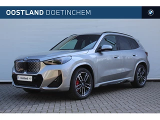 BMW iX1 eDrive20 M Sport / Panoramadak / Trekhaak / Sportstoelen / M Adaptief onderstel / Comfort Access / Head-Up / Adaptieve LED / Parking Assistant Plus