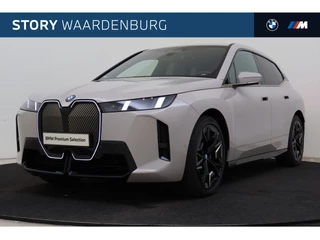 BMW iX xDrive45 M Sport / Trekhaak / Comfort Access / Soft-Close / Stoelventilatie / Adaptieve LED / Harman Kardon / Parking Assistant Professional