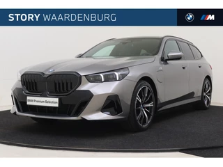 Hoofdafbeelding BMW 5 Serie BMW 5 Serie Touring 530e High Executive M Sport Automaat / Panoramadak / Trekhaak / Stoelventilatie / Adaptieve LED / Bowers & Wilkins / Live Cockpit Professional / Parking Assistant Plus