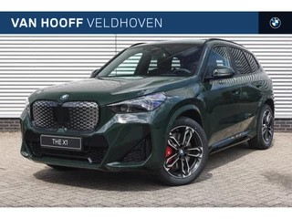 BMW iX1 eDrive20 M Sport / Panoramadak / Sportstoelen / Adaptieve LED / M Adaptief onderstel / Parking Assistant Plus / Stuurverwarming