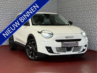 Fiat 600 1.2 Hybrid La Prima • Leder • Massage Stoelen • Elek. Stoel • Camera • CarPlay • Adapt. Cruise • Stoelverw. • Elek. Klep • 18” LMV ✅ Top Auto Fiat Wijchen , 30 Jaar ervaring in Fiat , Wij leveren de : Icon / La Prima / Pop / Sport . Urban / Benzine / Hybrid . Met Fabrieksgarantie ✅  