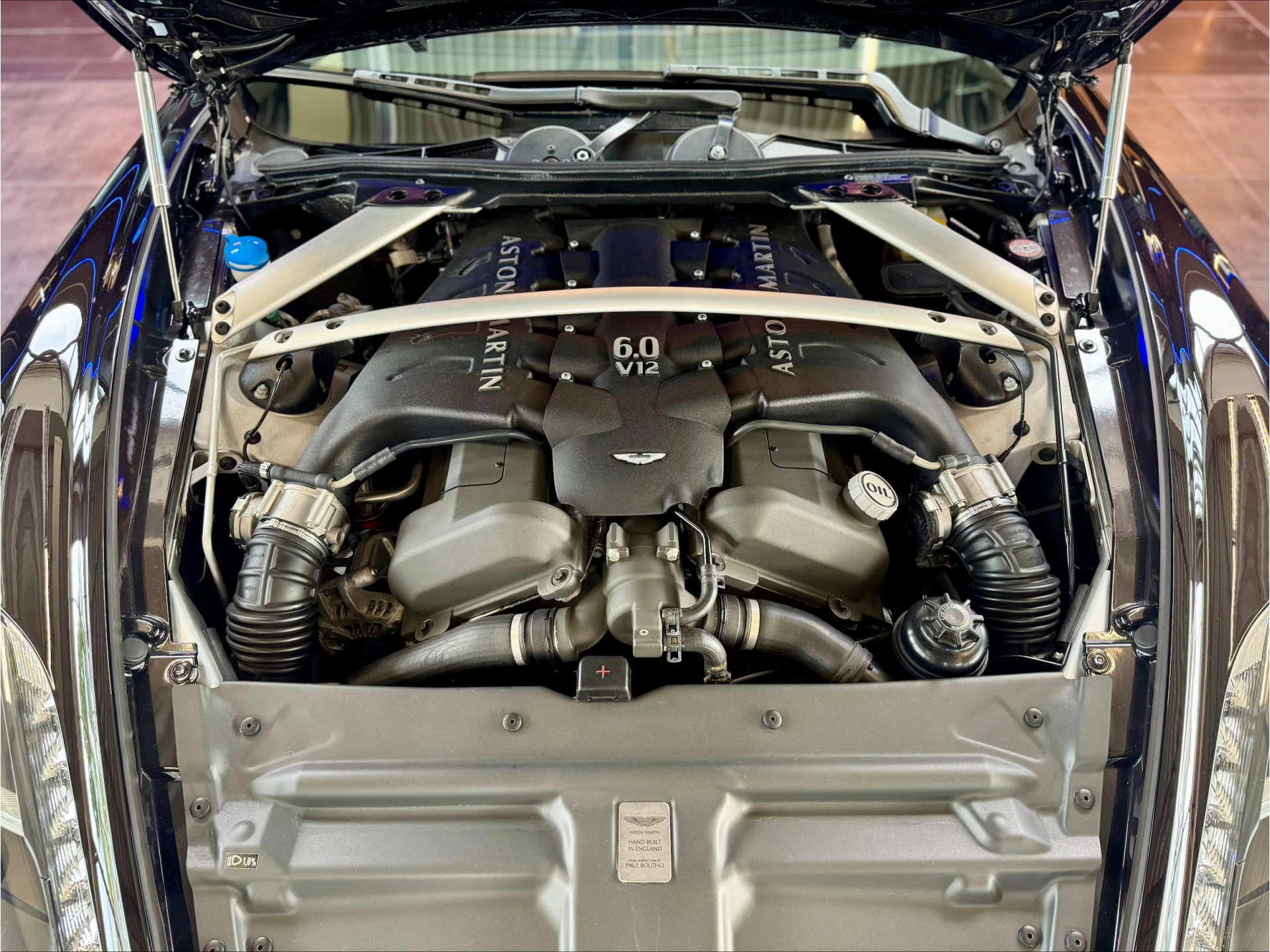 Hoofdafbeelding Aston Martin V12 Virage