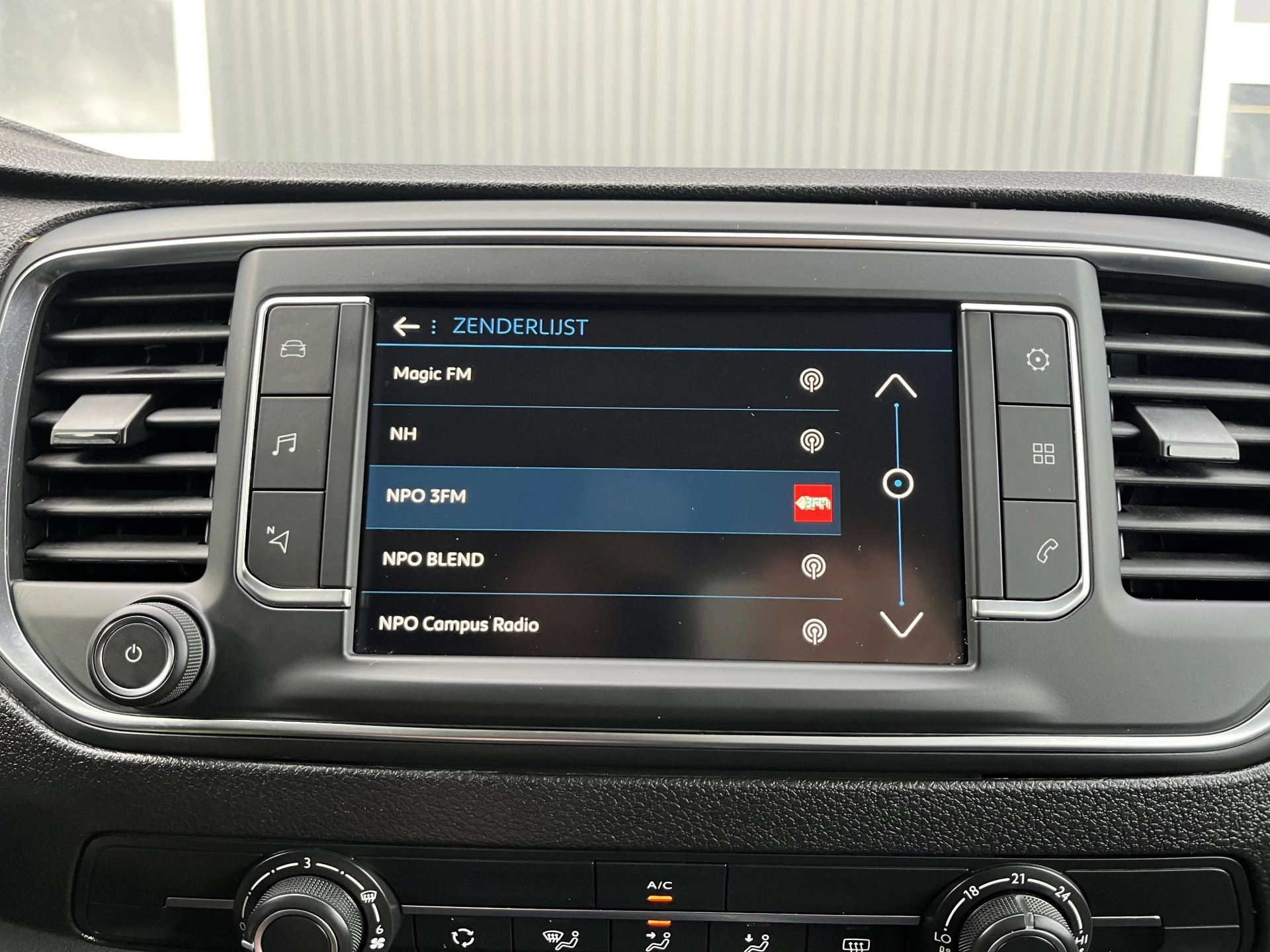 Hoofdafbeelding Peugeot Traveller