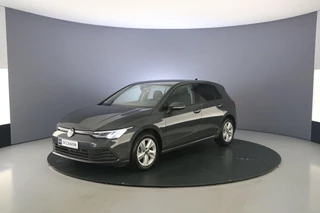 Hoofdafbeelding Volkswagen Golf Volkswagen Golf Life 1.5 eTSI 130pk DSG Automaat Adaptive cruise control, Achteruitrijcamera, LED koplampen, DAB, Radio, Stuurwiel verwarmd, Airco, App connect, Parkeersensoren, Stoelverwarming