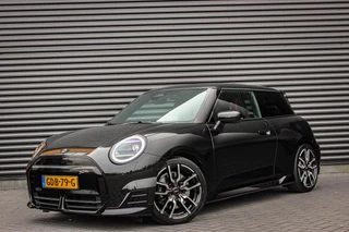 Hoofdafbeelding MINI Cooper Mini Mini Cooper E John Cooper Works M 40.7 kWh / VERLAGINGSVEREN / INCL. BTW / PANO-DAK / LEDEREN BEKLEDING / 18'' WHEELS / FULL