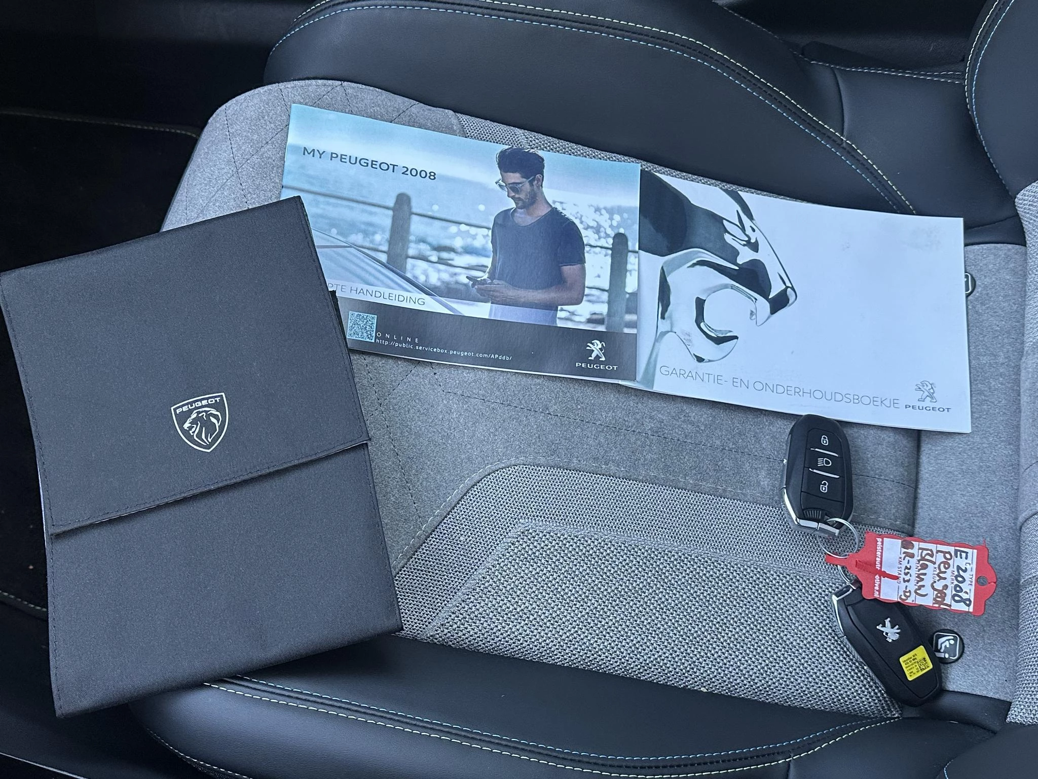 Hoofdafbeelding Peugeot e-2008