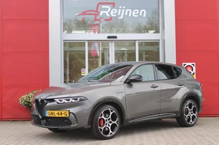 Alfa Romeo Tonale 1.5T Hybrid 160PK VELOCE | PREMIUM PACK: LEDEREN BEKLEDING/GEVENTILEERDE VOORSTOELEN/4-VOUDIG ELEKTRISCH VERSTELBARE LENDESTEUN VOORSTOELEN/HOOGGLANS ZWARTE RAAMOMLIJSTING/AMBIENT LIGHTING | TECHNOLOGY PACK: PARKEERWAARSCHUWING VOOR EN ACHTER/360° CAMERA/AUTOMATISCH INPARKEREN/ AUTONOMOUS DRIVING LEVEL 2: ADAPTIVE CRUISE CONTROL/LANE CENTERING ASSIST/TRAFFIC JAM ASSIST DODEHOEK DETECTIE AUTOMATISCH DIMMENDE BUITENSPIEGELS ELEKTRISCH BEDIENBARE ACHTERKLEP | WINTERPACK: STOELVERWARMING VOOR/STUURVERWARMING/VERWARMBARE RUITENSPROEIERS | 19" LICHTMETALEN VELGEN  | DRAADLOZE TELEFOONLADER | NAVIGATIE | DRAADLOZE APPLE CARPLAY/ANDROID AUTO | FULL LED MATRIX KOPLAMPEN |