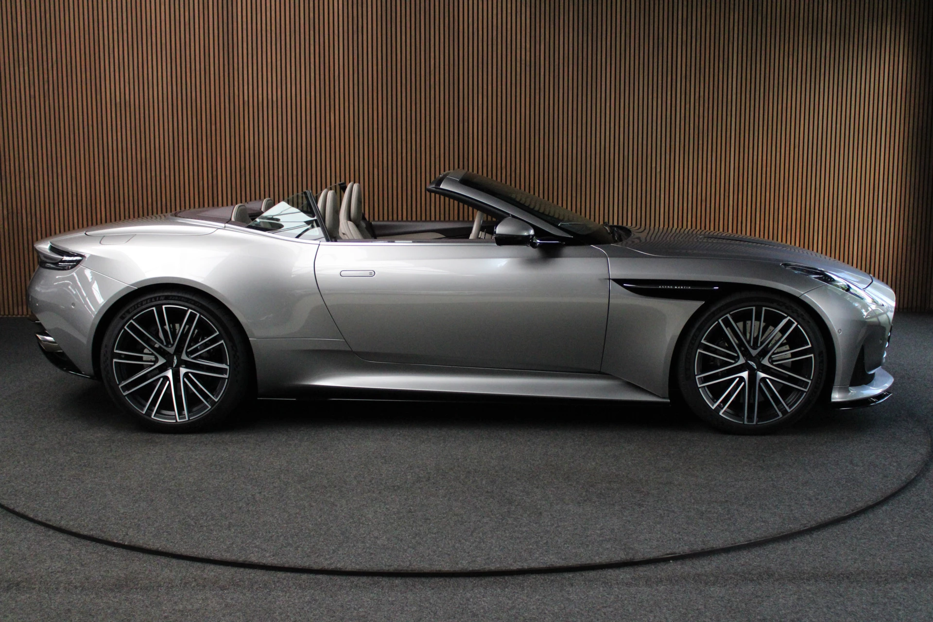 Hoofdafbeelding Aston Martin V8 Volante