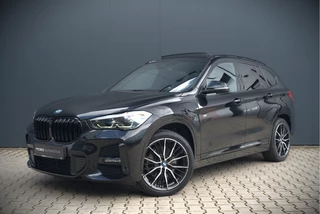 Hoofdafbeelding BMW X1 BMW X1 xDrive25e High Executive M Sport | Panoramadak | Leer | Head-Up Display | Camera | Shadowline | Keyless | Adaptive Cruise Control | Navigatie Prof. | Stoelverwarming | Elek. Achterklep | Ambiance Verlichting