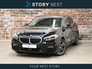 BMW 1 Serie 118i Sport Line Automaat / Navigatiesysteem Professional / 17 Inch / Parkeersensoren voor+achter / Apple Carplay / Climate Control / LED / Cruise Control / Live Cockpit Proffesional  