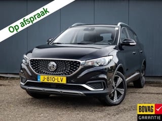 MG ZS-EV Luxury 45 kWh (143 PK) (Subsidie Mogelijk) 1e-Eig, MG-dealer-Onderh, 12-Mnd-BOVAG, NL-Auto, Leer, Panoramadak, Navigatie/Apple-Carplay/Android-Auto, Adaptive-Cruisecontrol, Achteruitrijcamera, Keyless-Entry/Start, Parkeersensoren, DAB, Stoelverwarming, Lm-Velgen-17Inch, Privacy-Glas