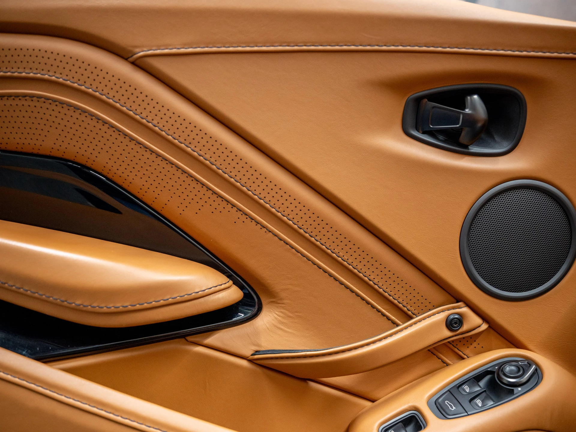 Hoofdafbeelding Aston Martin V8 Vantage