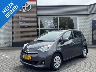 Toyota Verso-S 1.3 VVT-i ASPIRATION AUTOMAAT TREKHAAK PANO-DAK CAMERA CLIMA PRIVACY-GLASS TOMTOM NL-AUTO DEALER-ONDERHOUDEN
