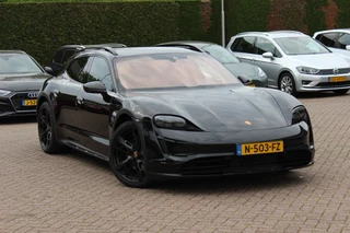 Porsche Taycan Cross Turismo 4 93 kWh / Vol opties! / SoH 90,3% / Panoramadak / 360Camera / Head-up / Achterasbesturing / Luchtvering / Sportdesign&Chrono / Adaptieve Stoelen / 21'' / Bose / Keyless / Stoelverwarming 4x / Stuurve