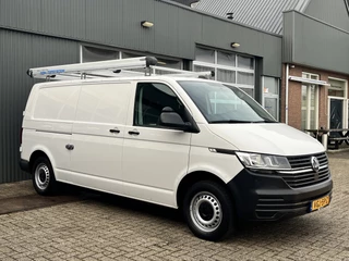 Volkswagen Transporter 2.0 TDI L2H1 Sortimo Kastinrichting Airco Cruise controle Trekhaak 2200kg trekgewicht Imperiaal Schuifdeur Parkeerhulp achter Telefoonverbinding Euro 6 1e eigenaar Sortimo