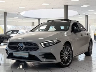 Hoofdafbeelding Mercedes-Benz A-Klasse Mercedes-Benz A-Klasse 250e AMG ** ALPIN GRAU ** HP-LED, NAVI+, PANORAMA, 19-inch LMV, AMBIENTE VERL. ** 1e EIG - UNFALLFREI ** ** INFORMEER OOK NAAR ONZE AANTREKKELIJKE FINANCIAL-LEASE TARIEVEN **