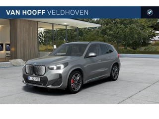 BMW iX1 eDrive20 M Sport / Panoramadak / Trekhaak / Sportstoelen / M Adaptief onderstel / Head-Up / Parking Assistant Plus / Adaptieve LED /