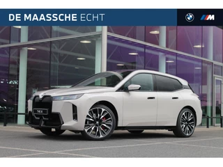 BMW iX xDrive60 M Sport / Panoramadak Sky Lounge / Trekhaak / M Multifunctionele Stoelen / Soft-Close / Bowers & Wilkins / Parking Assistant Professional