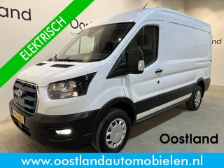 Hoofdafbeelding Ford E-Transit Ford E-Transit 390 (3500 kg) L2H2 Trend 68 kWh / 100% Elektrisch !! / Airco / Cruise Control / CarPlay / Camera / Navigatie / 3-Zits /