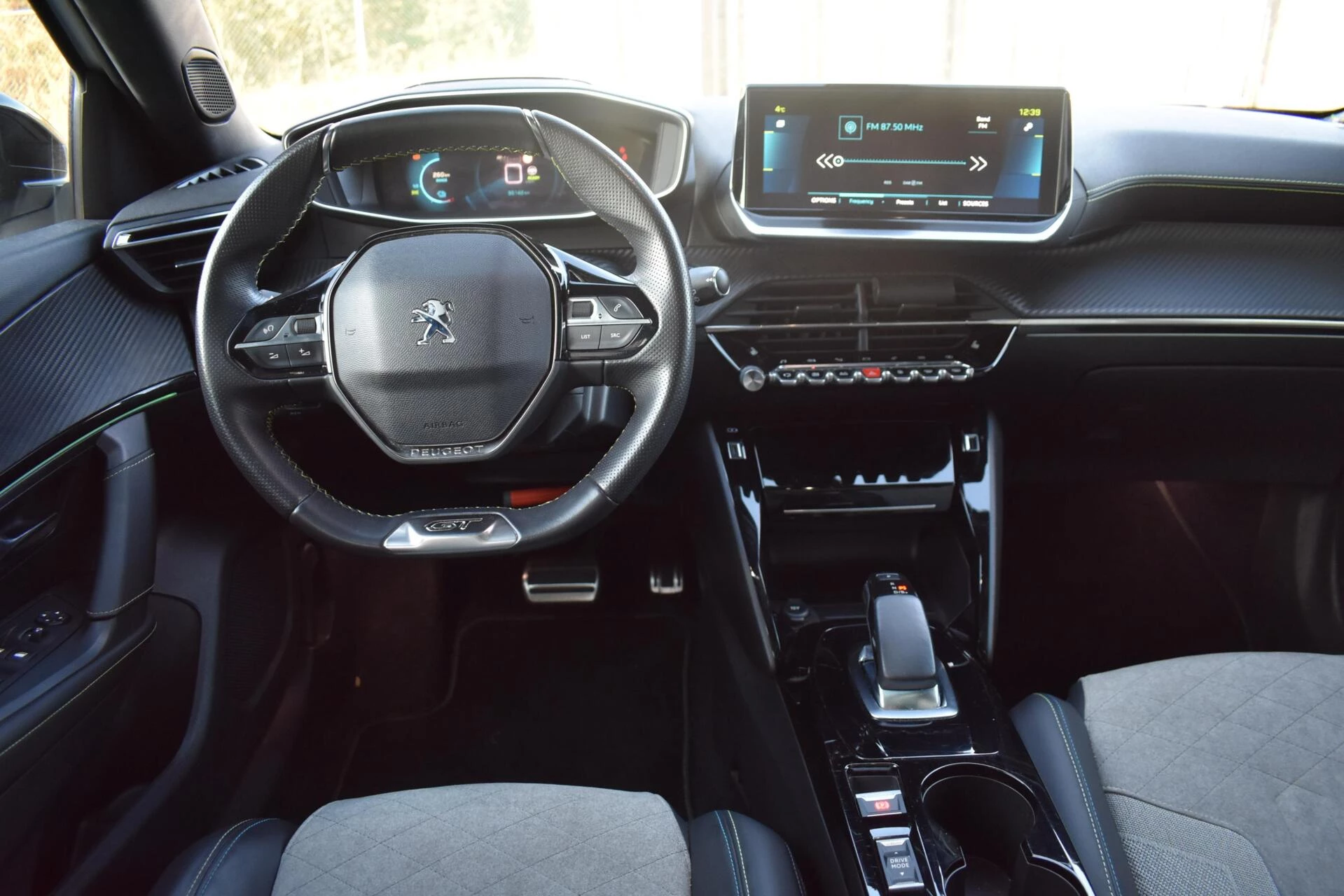 Hoofdafbeelding Peugeot e-2008