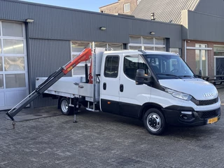 Hoofdafbeelding Iveco Daily Iveco Daily 35C17 3.0 410 170PK Automaat Palfinger Laadkraan Airco Cruise controle Trekhaak 3500kg trekgewicht 2-Persoons Open laadbak Pick-up P-up Bakwagen 1e eigenaar Euro 5