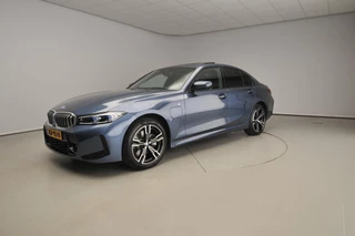BMW 3 Serie Sedan 330e | M-Sportpakket | LED | Navigatie | Trekhaak | Schuifdak | Stoelverwarming | DAB | Alu 18 inch