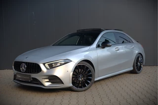 Hoofdafbeelding Mercedes-Benz A-Klasse Mercedes-Benz A-Klasse 180 Business Solution AMG | Panoramadak | Stoelverwarming | Camera | Navigatie | Apple Carplay | Keyless | Cruise Control | DAB |