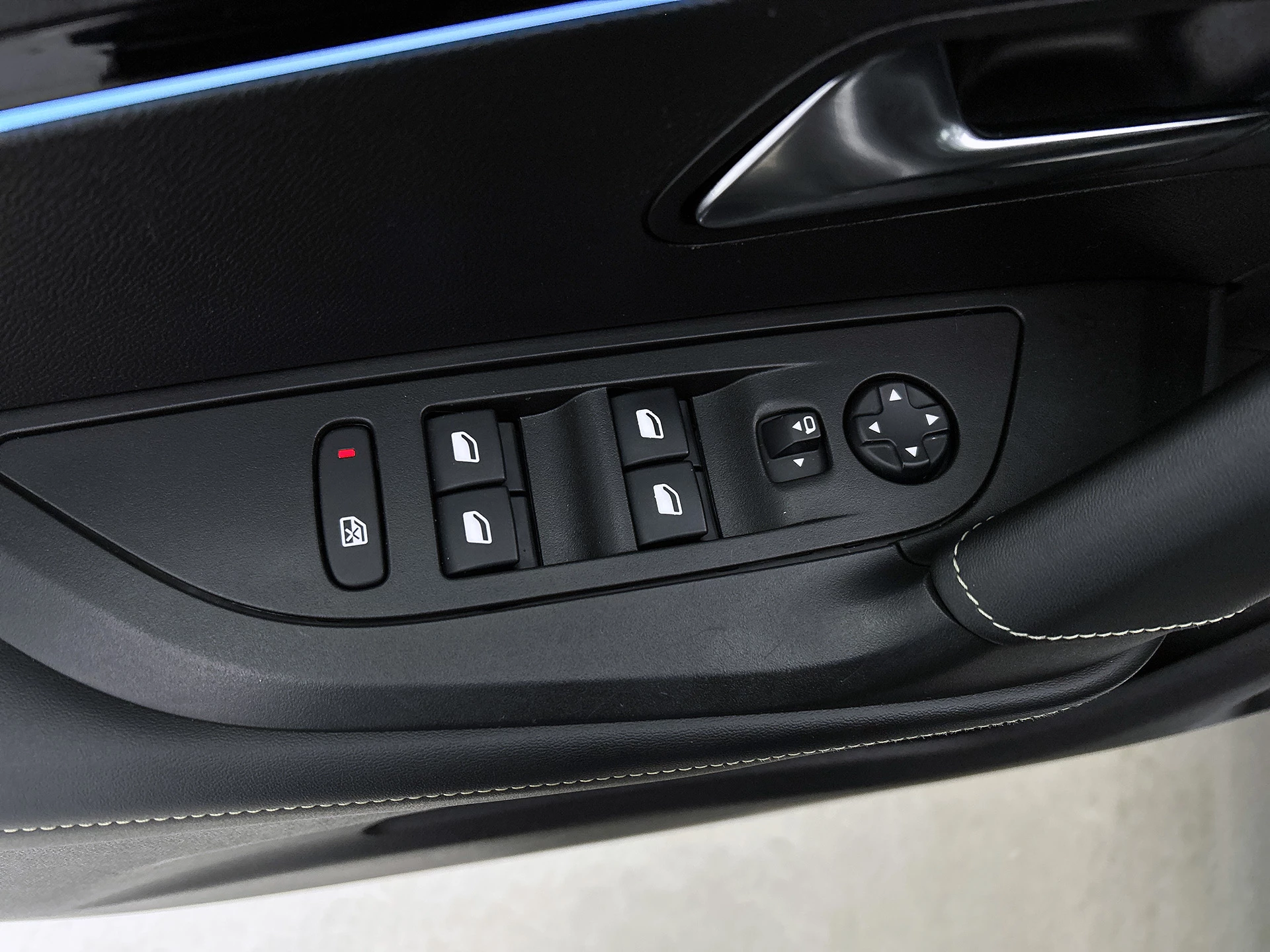 Hoofdafbeelding Peugeot e-2008