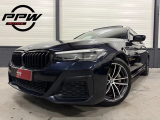 Hoofdafbeelding BMW 5 Serie BMW 5 Serie Touring 530e M-Sport PANO/H&K/SOH 97%/360CAMERA/ALCANTARA-SPORT/STANDKACHEL/CARPLAY/18"M-SPORT/PRIVACY/SHADOW-LINE/CARBONSCHWARZ/RECENT OH BEURT GEHAD BIJ BMW DEALER
