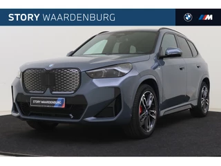 BMW iX1 eDrive20 M Sport / Panoramadak / Trekhaak / Sportstoelen / Adaptieve LED / M Adaptief onderstel / Comfort Access / Stuurverwarming