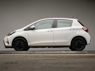 Hoofdafbeelding Toyota Yaris Toyota Yaris 1.5 Hybrid Active Sport (NAVI,LED,CRUISE,CAMERA,SPORTSTOELEN,BLUETOOTH,CLIMATE,GETINT,PDC,SPORTSTOELEN,NETTESTAAT)
