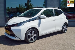 Hoofdafbeelding Toyota Aygo Toyota Aygo 1.0 VVT-i x-pose | Cabriodak | Navigatie | Clima | Automaat | Camera | 2 nieuwe banden