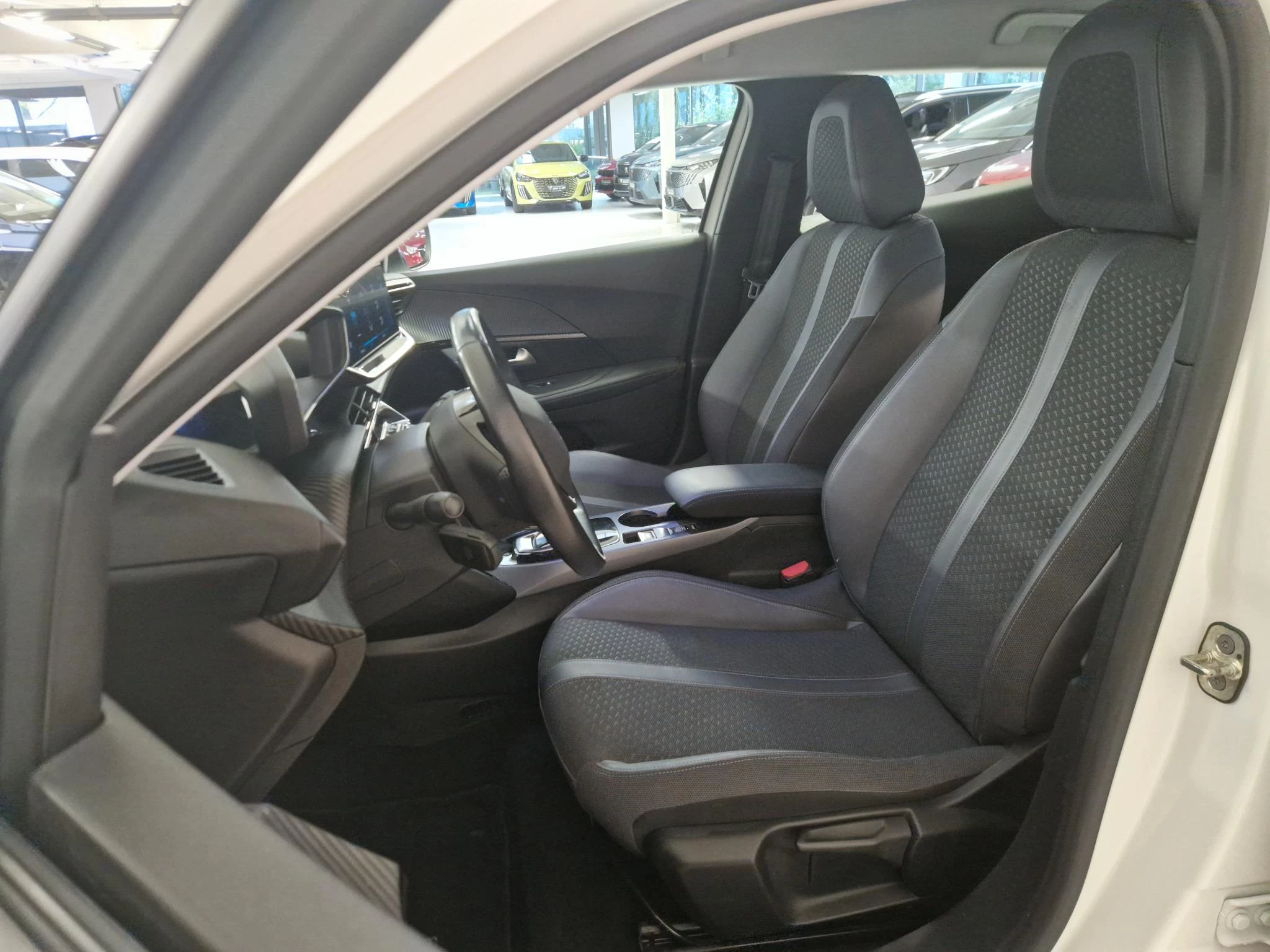 Hoofdafbeelding Peugeot e-2008