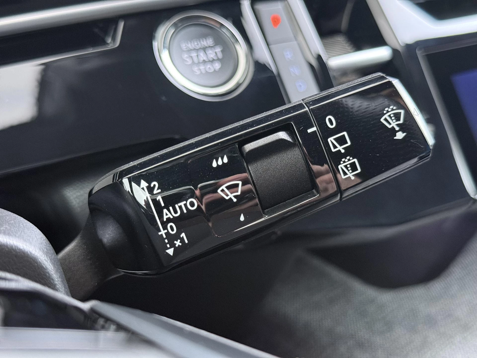Hoofdafbeelding Peugeot e-5008