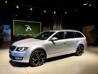 Hoofdafbeelding Škoda Octavia Škoda Octavia Combi TSI 6-Bak Ambition Navi|Cruis|PDC|Media Zilver