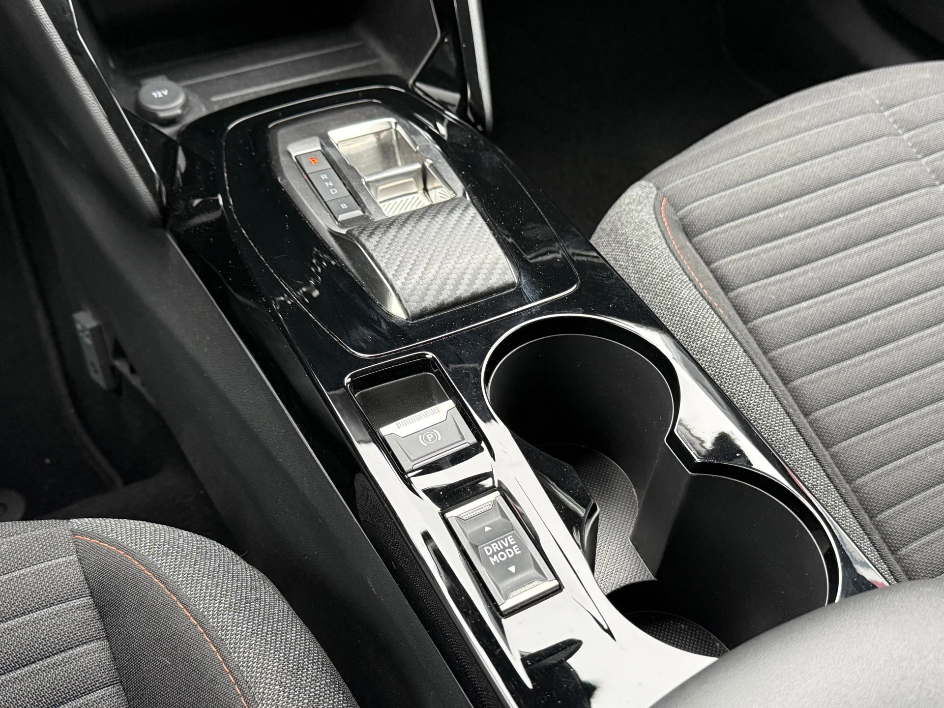 Hoofdafbeelding Peugeot e-2008