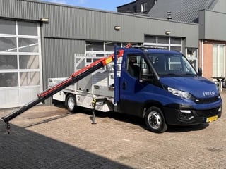 Iveco Daily 35C13D 2.3 410 Maxilift laadkraan Airco Cruise controle Trekhaak 3500kg 2-Persoons Omvormer Telefoonverbinding Kanstinrichting Open laadbak Pick-up p-up bakwagen 1e eigenaar Euro 5