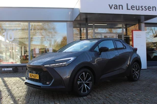 Toyota C-HR 1.8 Hybrid 140 FIRST EDITION BI-TONE LAK STOEL/WISSER&STUURVERW. LED DODEHOEK DETECTIE LM-VELGEN AD-CRUISE PARK.SENSOREN NAVI