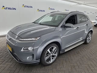 Hyundai Kona EV Premium 64 kWh (204 PK) 2e-Eig. & Keurig-Onderh. BOVAG-Garantie. NL-Auto. 3-Fase, Half-Leer, Warmtepomp, Navigatie/Apple-Carplay/Android-Auto, Adaptive-Cruisecontrol, Keyless-Entry/Start, Achteruitrijcamera, Stoel/ Head-Up, Gevent.-Voorstoelen, Premium-Audio, DAB, Licht-Zicht-Pakket, Lm-Velgen-17Inch, Privacy-Glas