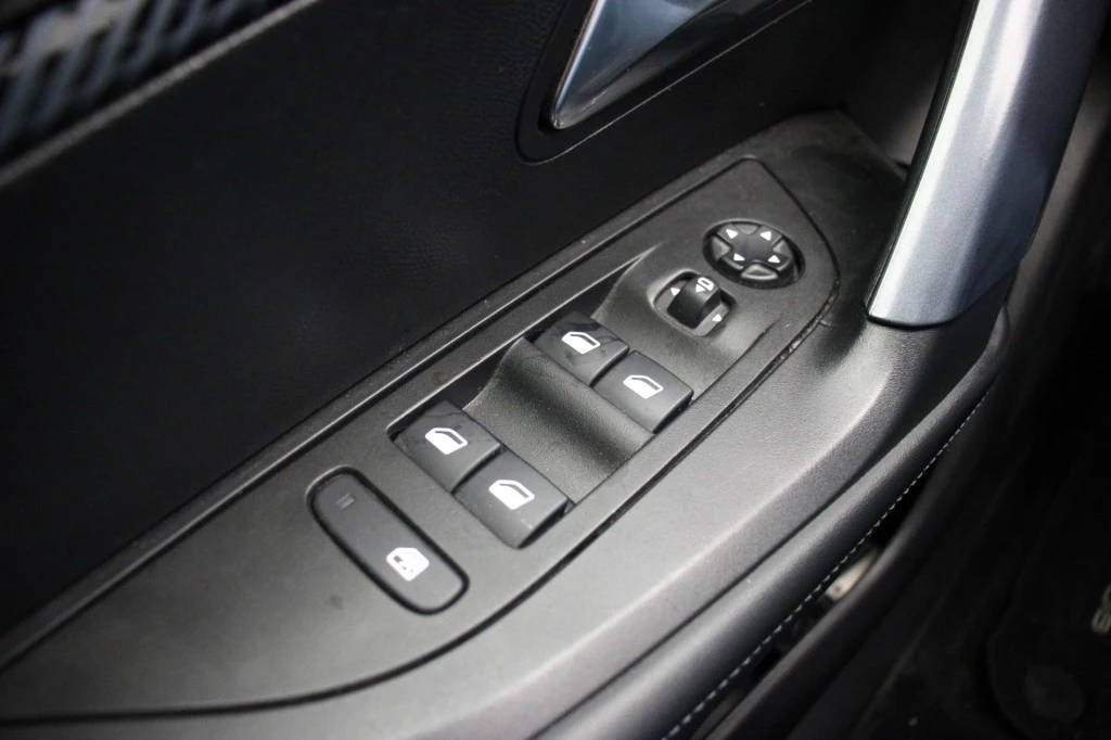 Hoofdafbeelding Peugeot e-2008